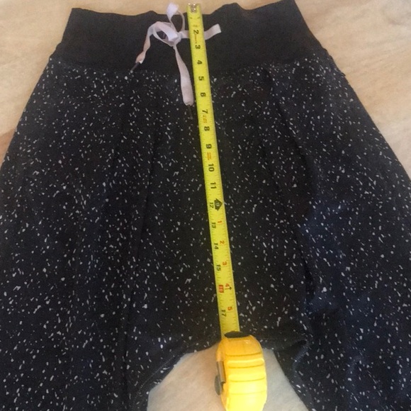 Lululemon harem yoga capris. Size 4 - Picture 9 of 9
